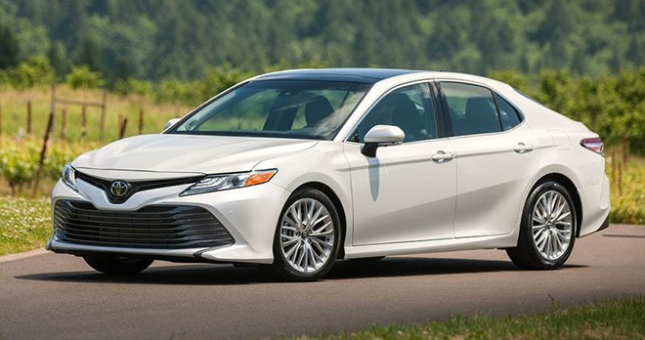 Toyota Camry đời cũ 'xả hàng', giảm giá gần 80 triệu đồng
